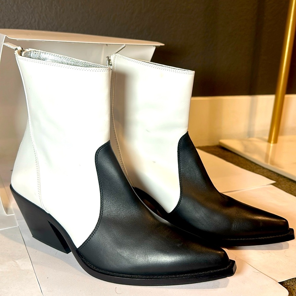 BRAND NEW GIVENCHY Leather Ankle Boot, black + white, size 36.5